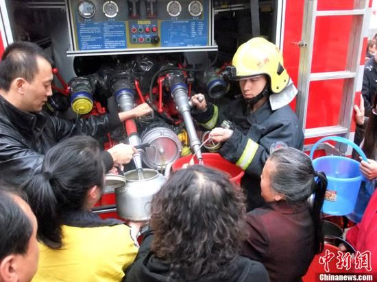 　4月11日，蘭州市自來水苯含量嚴重超標，蘭州啟動公共突發(fā)事件應急機制，緊急調配安全水源在居民區(qū)投放，圖為消防隊給西固蘭玻西社區(qū)居民送來水，市民排隊取水。裴強 攝 圖片來源：東方IC 版權作品 請勿轉載