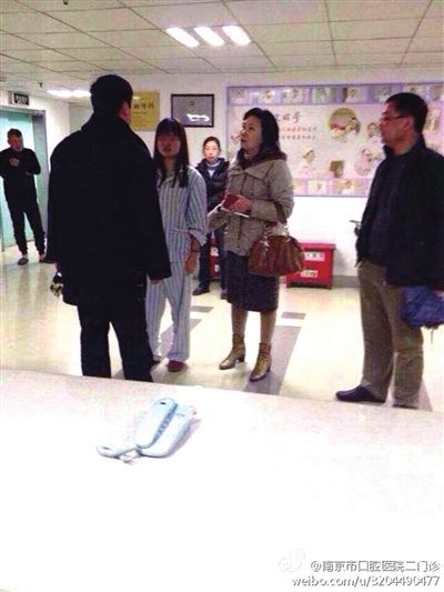 事發(fā)現場，打人者袁亞平(右二) (資料圖)