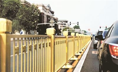 從復(fù)興門(mén)到建國(guó)門(mén)，長(zhǎng)安街一線全部更換為金色護(hù)欄 攝影/本報(bào)記者 郝羿