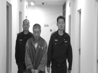 向南夫被帶出監(jiān)室接受提審。警方供圖