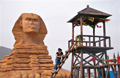 一游客在河北石家莊某地的“獅身人面像”前。