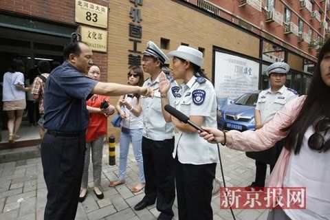 市環(huán)保局和東城區(qū)環(huán)保局聯(lián)合出動，再次檢查國家文物局食堂環(huán)境污染問題，在門口受阻。新京報記者 高瑋 攝