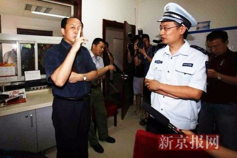 國家文物局的一名工作人員正在與執(zhí)法人員對峙。新京報記者 高瑋 攝