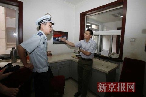 國家文物局的一名工作人員正在與執(zhí)法人員對峙。新京報記者 高瑋 攝