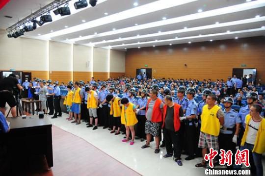徐州市中級人民法院召開毒品犯罪案件集中宣判大會,11名被告人被判處死刑、無期徒刑和有期徒刑不等。