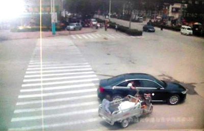 23日中午，陳母被突然噴毒。新京報記者 王瑞鋒 攝