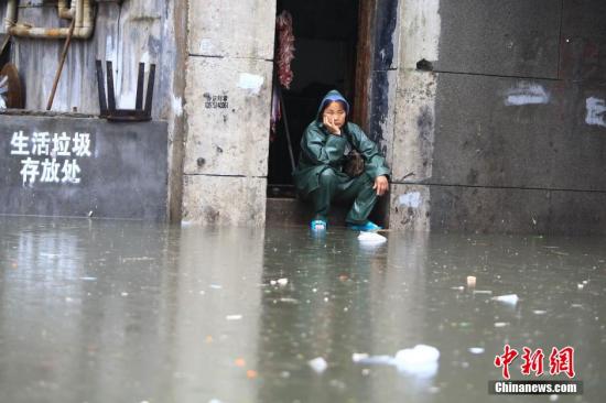 7月15日，因連日強(qiáng)降雨致長(zhǎng)沙市開(kāi)福區(qū)西長(zhǎng)街街道出現(xiàn)嚴(yán)重內(nèi)澇，最深水位超過(guò)一米，沿街60余戶門(mén)面進(jìn)