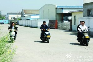 網(wǎng)友稱儀征市委書記程希騎摩托車下鄉(xiāng)沒戴頭盔。