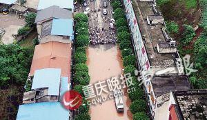 昨下午六點(diǎn)半，統(tǒng)景鎮(zhèn)上許多街道被淹，此時水位還在上漲。(重慶晚報航拍圖片)