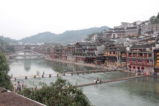 鳳凰古城以被吐槽七次高居最想吐槽榜榜首，而這七次吐槽全部來自在鳳凰古城隨機(jī)采訪的10名游客中。