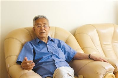 楊維駿 歷任云南省政協(xié)副主席等職。89歲高齡的楊維駿為12名失地農(nóng)民代表開(kāi)道，到云南省政協(xié)反映問(wèn)題。