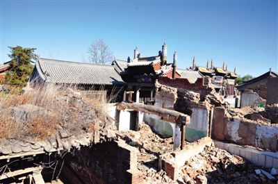 大同市文廟附近開發(fā)的一片仿古四合院，附近基礎設施建設已停工，周圍都是廢墟。