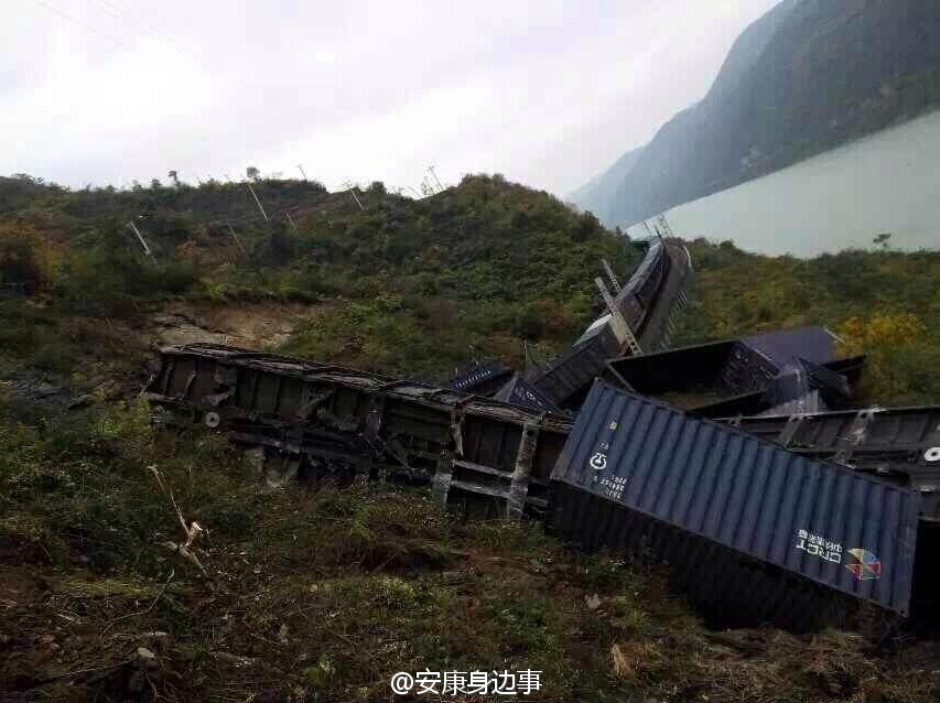 襄渝鐵路旬陽至棕溪上行線發(fā)生山體塌方，致使75228次貨物列車8節(jié)車廂脫線。圖片來源于網絡