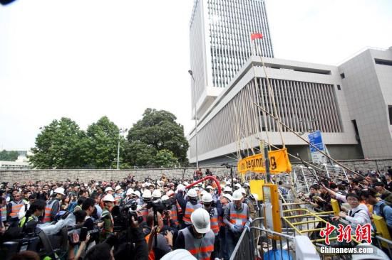 12月11日上午，香港非法“占領(lǐng)區(qū)”清除障礙物。
