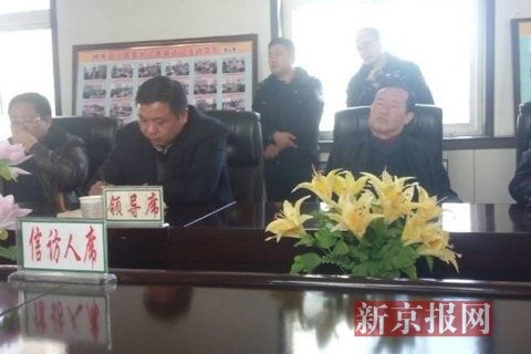 訪民代表與縣領(lǐng)導(dǎo)開會(huì)協(xié)商時(shí)，副縣長(zhǎng)頭靠椅背睡著10分鐘左右。受訪對(duì)象供圖