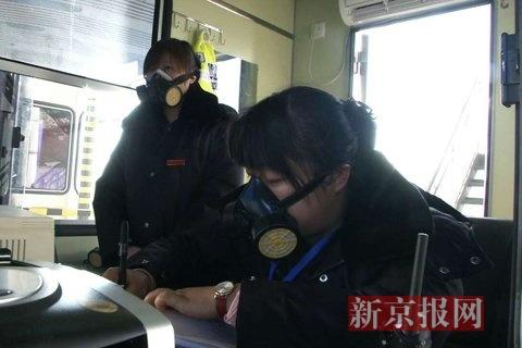 收費(fèi)員戴防毒面具上班。當(dāng)?shù)鼐W(wǎng)友供圖