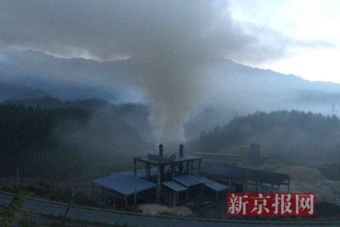 污染企業(yè)排放煙塵。當(dāng)?shù)鼐W(wǎng)友供圖