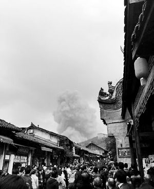 成都龍泉驛區(qū)洛帶古鎮(zhèn)的游客拍到爆炸瞬間濃煙滾滾。