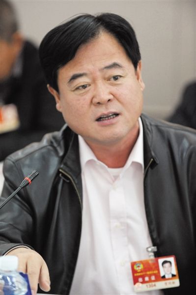 　政協(xié)委員、中國(guó)通用技術(shù)集團(tuán)董事長(zhǎng)賀同新稱(chēng)，按照2014年的數(shù)字，他的薪水下降了近50%。圖/CFP