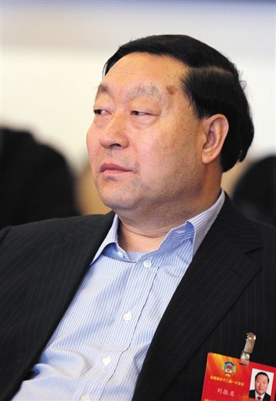 政協(xié)委員、國(guó)家電網(wǎng)公司董事長(zhǎng)劉振亞說(shuō)，原來(lái)其工資超過(guò)100萬(wàn)，現(xiàn)在他是公司里降薪最多的。圖/CFP