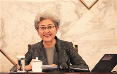 3月4日，十二屆全國人大三次會議在人民大會堂舉行新聞發(fā)布會，大會發(fā)言人傅瑩回答中外記者的提問。