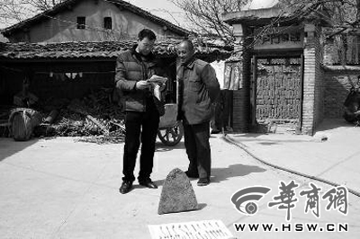 昨日，商洛市博物館工作人員（左）向李老漢講解最近出臺的《陜西省群眾保護(hù)文物獎(jiǎng)勵(lì)辦法》