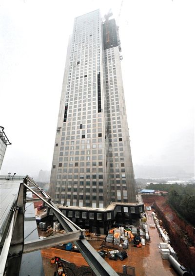 湖南遠(yuǎn)大可建公司采取模塊化建造技術(shù)建造的57層高樓施工現(xiàn)場(chǎng)。新華社發(fā)