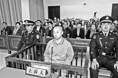 4月14日，趙志紅（前中）在庭審現(xiàn)場 供圖/新華社