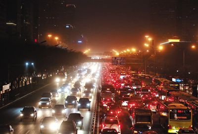 昨晚，因沙塵暴導(dǎo)致能見度低，長安街嚴(yán)重堵車。