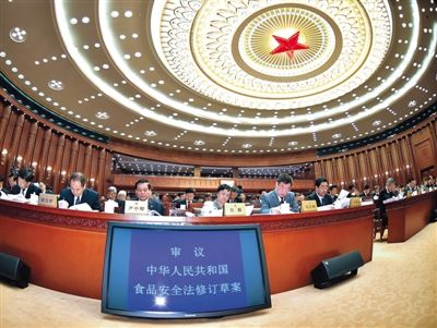 昨日，食品安全法修訂草案提交十二屆全國(guó)人大常委會(huì)第十四次會(huì)議進(jìn)行三審。 新華社記者 李濤 攝