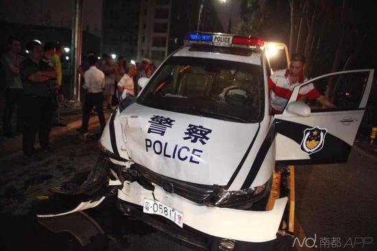 南都記者昨晚趕到現(xiàn)場時，交警及保險公司已經(jīng)在處理事故，現(xiàn)場有很多圍觀者。