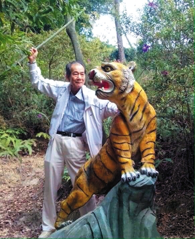 2015年1月10日，區(qū)少坤到廣東肇慶九龍湖游玩，拍攝打虎圖。