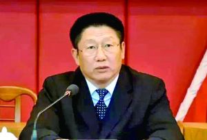 他曾身居要職，在仕途上平步青云，“連跳式”升官；他如今落馬，被查出近乎瘋狂地收受巨額利益、用公款送禮，還隱瞞“裸官”身份、在私企老板的安排下多次嫖娼、參與賭博、與多名女性通奸，被一線(xiàn)辦案人員形容為“五毒俱全”的干部。近日，深圳原市委常委、政法委書(shū)記蔣尊玉的貪腐歷程被披露。