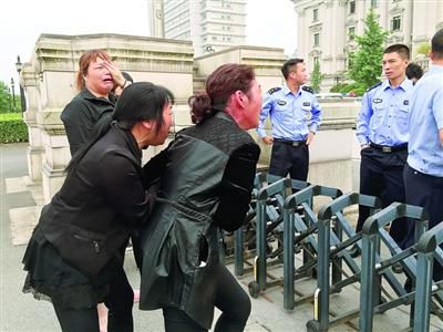 昨日，連恩青被執(zhí)行死刑。執(zhí)刑前，連恩青的父母和妹妹進入溫嶺市看守所與連恩青見面，但其他親屬均被拒見最后一面?！”景鎴D片/CFP