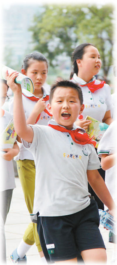 南京某小學(xué)學(xué)生在參加課外活動。