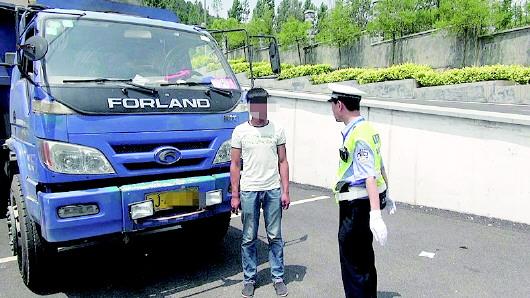 民警對持C1駕照駕駛大貨車、一年違法350余次的張某進行批評教育。