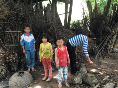 羅梅和她的三個孩子。中間兩個孩子為羅梅夫婦在逃亡途中所生。新京報記者 蕭輝 攝