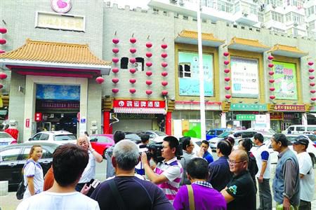青島宰客海鮮店成“景點”，游人“參觀”拍照。