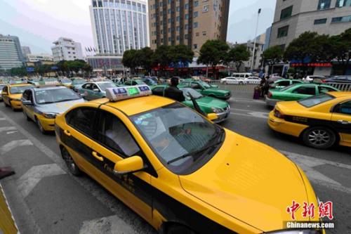 1月17日，福州華榕出租車公司期下的出租車在街頭候客。