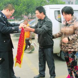 何姜姜的父母給民警送錦旗。