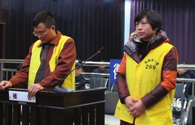 12月10日，衡陽市中級人民法院，顧湘陵（左）和妻子吳利君當(dāng)庭接受庭審。圖/通訊員李建輝