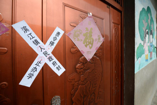 貴溪市濱江鎮(zhèn)春蕾幼兒園大門被貼上封條（2012年12月25日攝）。 攝影：新華社記者 周科