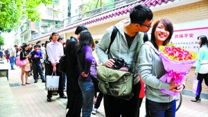 2011年11月11日，越秀區(qū)民政局，登記結(jié)婚的隊伍排了足有一百米長（資料圖片）?！∮浾唿S澄鋒攝