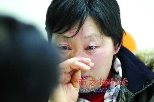 　　聽聞判決結(jié)果，被害人母親楊書會(huì)控制不住眼淚。南都記者徐文閣攝