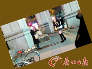 黑衣女拿著剪刀指著“保時捷女孩”。