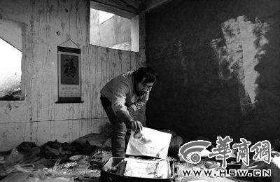 　西安市解放路與東大街十字西北角的一棟待拆遷的樓房中，陳露山整理自己每天看的報(bào)紙