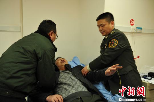 被“黑車”頂跑近5公里的執(zhí)法隊員周應(yīng)鑄被送至醫(yī)院急救?！￠Z成全　攝
