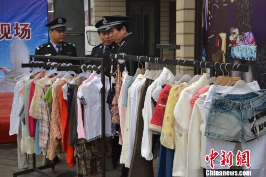 警方展示的部分被盜服裝?！∷瘟⒊z
