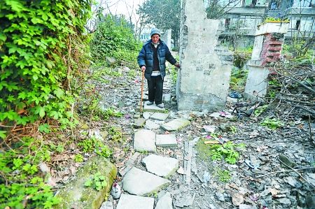 昨日，大渡口區(qū)，徐建高老人走在他鋪成的石子路上。 記者 張路橋 攝
