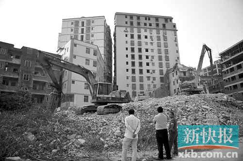 在無數(shù)次專項(xiàng)行動和強(qiáng)拆風(fēng)暴的背后，是衍生出的各色潛規(guī)則。